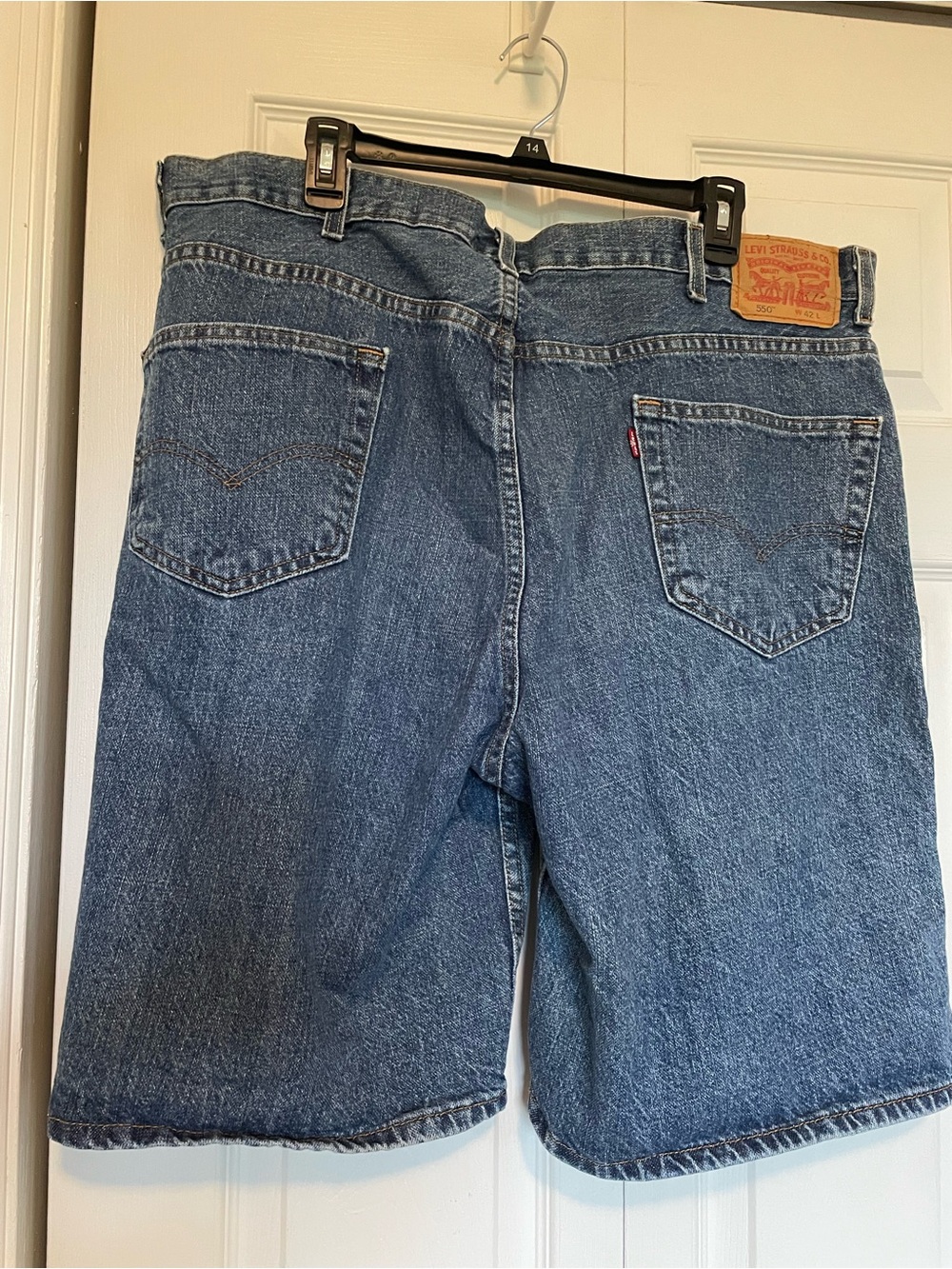 Men’s Levi’s 550 shorts. 42 waist x10” inseam - Picture 8 of 8